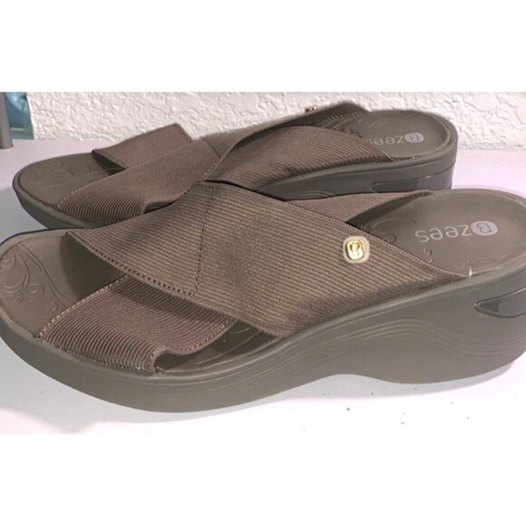 Bzees Womens Desire Grey  Slip-On Sandals Size 9M Fabric Upper & Man Made Sole - Picture 3 of 8
